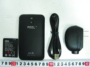 图为中兴推出的“Peel”实物，这是与Sprint合作推出的产品，目前在国内没有上市计划